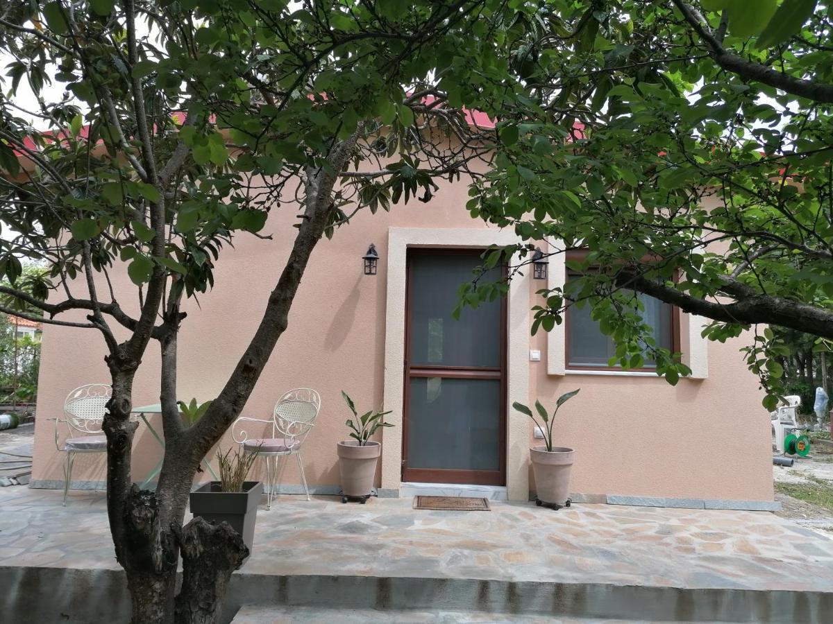 Tiny House By The Sea Villa เนอา สกีโอนี ภายนอก รูปภาพ